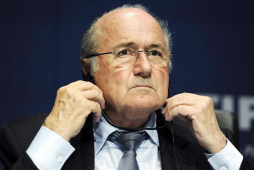 Piden dimisión de Blatter por comentarios sobre racismo