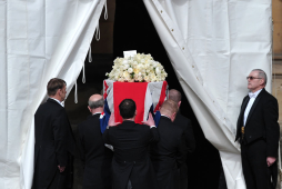 Dos mil invitados, pero pocos jefes de gobierno, en el funeral de Thatcher