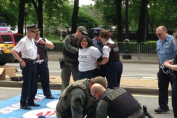 Indocumentados detenidos por reclamo a Obama por deportaciones