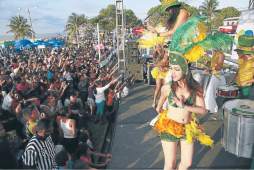 Bellas mujeres y diversión en las playas de Tela y La Ceiba