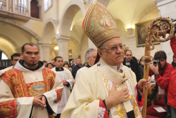 Cientos de Palestinos y peregrinos festejan en Belén La Navidad