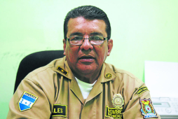 Unos 300 bomberos brindan seguridad en balnearios y playas