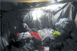 Migrantes viven bajo tierra huyendo de narcos y policías