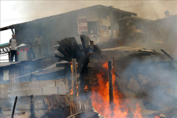 Gigantesco incendio provoca nube tóxica en la Ciudad de Panamá