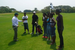 Teleños aprenden a jugar golf