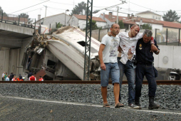 Unos 80 muertos y uno 130 heridos al descarrilarse tren en España