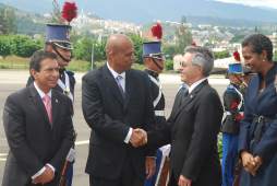 Primer Ministro de Belice Dean Barrow llega a Honduras