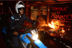 Violentas protestas en Brasil por alza en precio del transporte