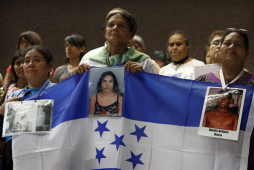 Madres de migrantes visitan la Basílica de Guadalupe