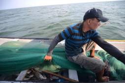 Pobreza lleva a pescadores hondureños a causar conflictos limítrofes