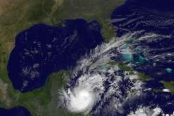 Rina se transforma en huracán de categoría uno