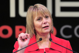 Yahoo despide a consejera delegada Carol Bartz