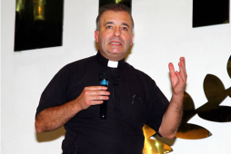 'Cada familia destruida es el peor mal que sufre el mundo”: Padre Ángel Espinoza