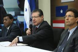 El Pinu le pide a Juan Orlando Hernández retirarse del Congreso