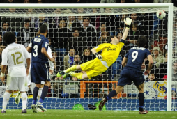 Real Madrid tropieza con el Málaga y da esperanzas al Barcelona