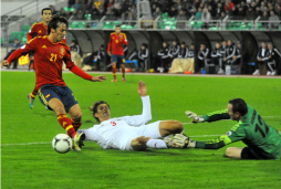 Una exhibición de Pedro conduce a España al liderato