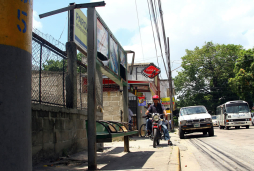 Usuarios de transporte urbano, sin espacios para abordar el bus