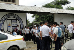 Estudiantes del Chévez se toman colegio