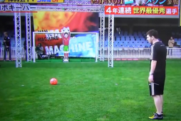 VIDEO: Messi sufre para vencer a un portero robot