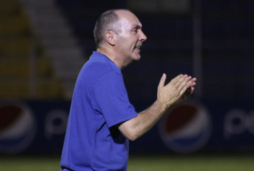 Carlos Cantarero está para seguir en el Victoria