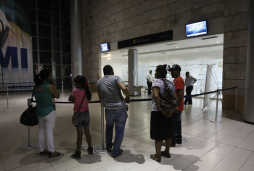 Regresan a Honduras niños migrantes rescatados en México