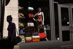 Consumidores de EUA gastan más