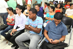 No quieren peinados raros ni cejas sacadas al contratar empleados