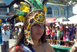 Tributo y color en desfiles de La Ceiba