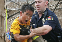 Socorristas corren para hallar sobrevivientes del tornado de Oklahoma