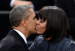 Obama sale de su limusina para saludar en caravana inaugural