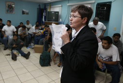 Retenidos 700 hondureños en EUA por falta de salvoconductos