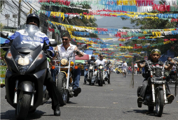 Encanto, ritmo y mucho color en desfile de carrozas en La Ceiba