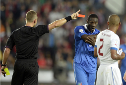 Italia sobrevive a la República Checa, que se aleja de Brasil