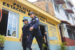 Mujeres policía protegen estudiantes hondureños de la amenaza de maras