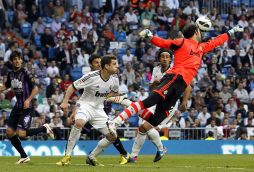 Cristiano reanima al Real Madrid y aplaza el título liguero del Barça