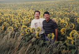 'Nos hicieron cantar en la embajada para darnos la visa”