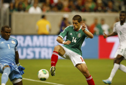 'Chicharito' Hernández rescata un empate para México