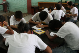 Organizan bingo para ayudar menores con VIH