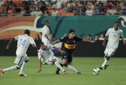 Honduras cumple su último examen y se impone a Boca Juniors