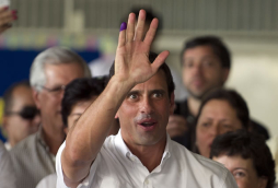 Enrique Capriles vota rodeado de sus seguidores en Venezuela