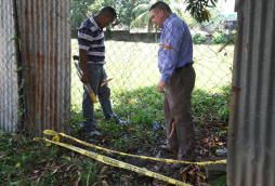 Por dos boquetes y durante la lluvia saquearon evidencias