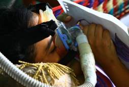 La niña que pinta sueños con su boca, postrada en una hamaca