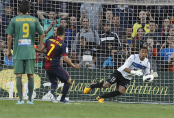 Keylor Navas dona guantes con los que atajó penal al Barcelona