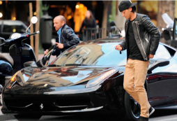 Özil se pasea en su lujoso Ferrari y es multado