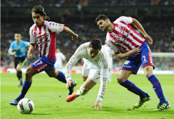 Real Madrid se afianza con apuros antes del clásico