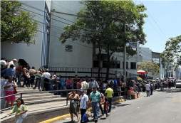 Comayagüela: Filas provocan desmayos y quejas por una cita en el IHSS