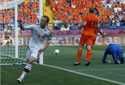 Dinamarca da la primera sorpresa venciendo a Holanda