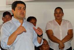 Juan Orlando Hernández le busca cupo a Ricardo Álvarez