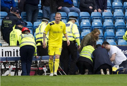 El Kilmarnock-Hibernian, suspendido por el infarto de un aficionado