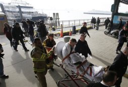Choque de ferry contra muelle deja al menos 58 heridos en Nueva York